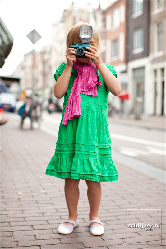 Fotograferend meisje op Haarlemmerdijk - copyright Thomas Schlijper